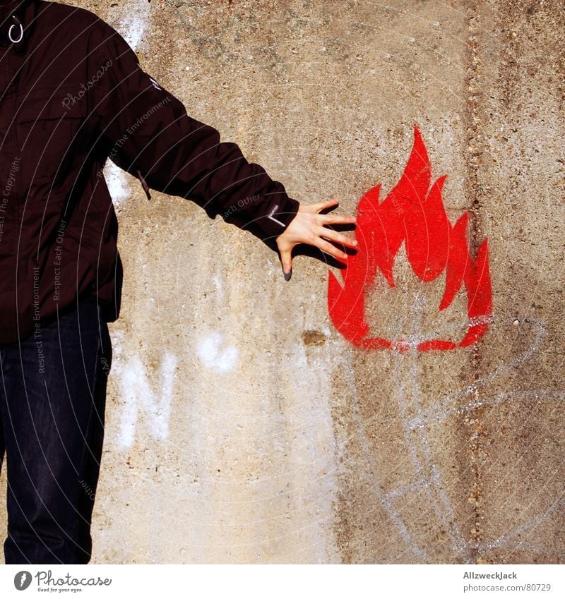 Flammable Feuermelder brennen Mann Wand Mauer Symbole & Metaphern anzünden Hand rot Junger Mann zündeln Brand gefährlich Graffiti Wandmalereien Warnhinweis