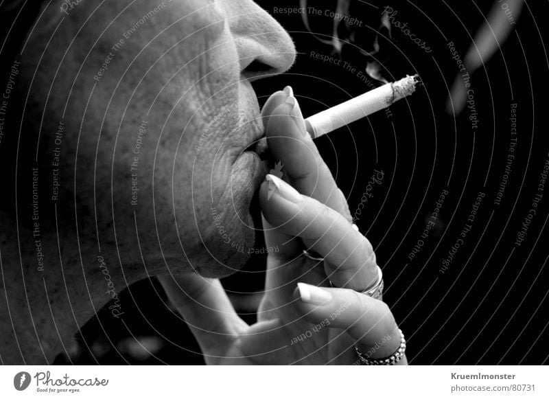 Rauchen kann tödlich sein!!! schädlich fatal Senior Zigarette Frau ungesund Finger Nagel Hand Dame Schwarzweißfoto Maniküre Weiblicher Senior Gesicht bw