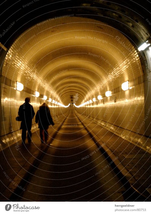 Elbtunnel Ferne Lampe Unendlichkeit Tunnel Fahrbahn Fußgängerunterführung 2 gelb braun Mann Frau beklemmend dunkel historisch Hamburg Linie