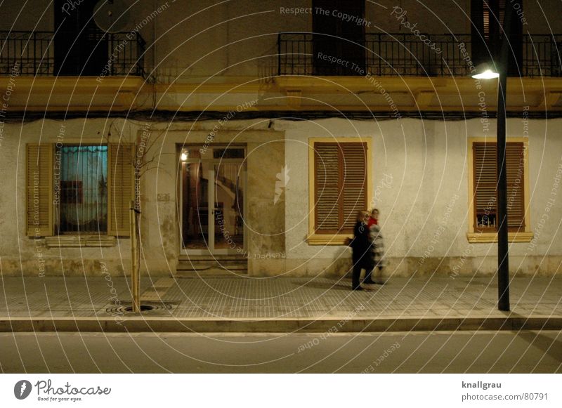 Bei der Laterne verbarrikadiert Jalousie bewohnt Gitter Ibiza passieren trödeln Asphalt Fenster geschlossen Haus braun sprechen gehen erleuchten Nacht