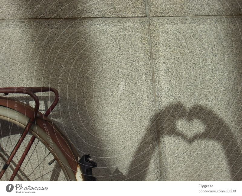 I heart... Fahrrad Wand Rücklicht Hand fahren mögen herzlich Fahrzeug Herz Mauer antik verdunkeln alt Liebe gepäckträger Speichen Schatten Strukturen & Formen