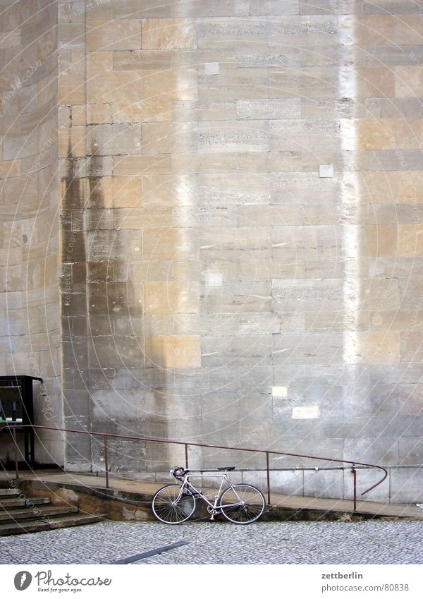 Vor der Volksbühne auf mado warten Behindertengerecht Wasserfleck Fassade Sandstein Fahrrad feucht Strukturen & Formen Geländer Treppe Kopfsteinpflaster