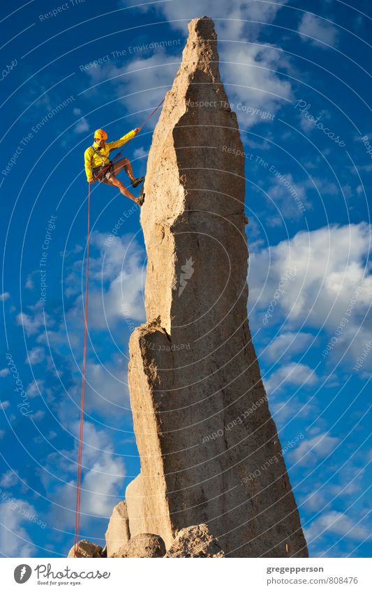 Kletternde Zehenspitzen am Rand. Abenteuer Bergsteigen Erfolg Seil 1 Mensch 30-45 Jahre Erwachsene Wolken Berge u. Gebirge Gipfel Helm selbstbewußt Mut Tatkraft