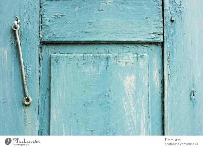 Fensterladen. Haus Metallwaren Holz ästhetisch einfach blau weiß Gefühle Riss Linie verwittert Farbfoto Gedeckte Farben Außenaufnahme Menschenleer