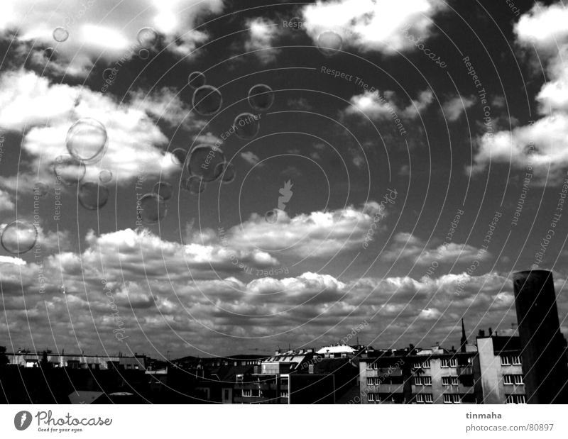 seifenblasen Stadt Panorama (Aussicht) Stimmung Wolken Seifenblase Berlin Stadtzentrum Himmel tief Kontrast Hauptstadt groß Wolkenhimmel Schwarzweißfoto