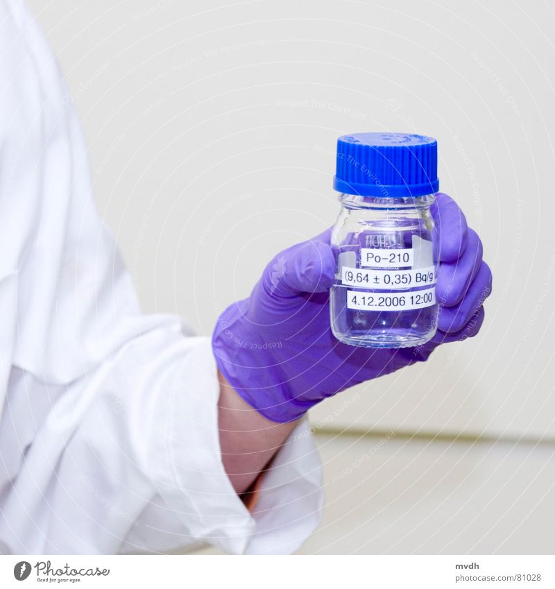 Polonium hat zugeschlagen Labor Radioaktivität Laborant Chemiker Spitzel Handschuhe Kittel Strahlung weiß lichtvoll Agent obskur vergiftung alexander litwinenko