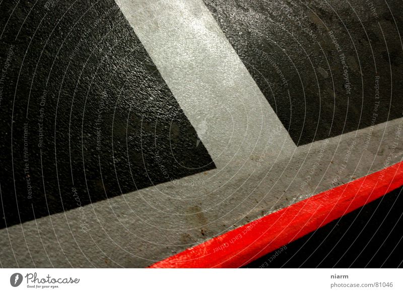n echter hatlatschka konstruktiv erdrückend Leitfaden andererseits rot schwarz diagonal Composing abstrakt Linie Asphalt grau Parkhaus simpel Formation
