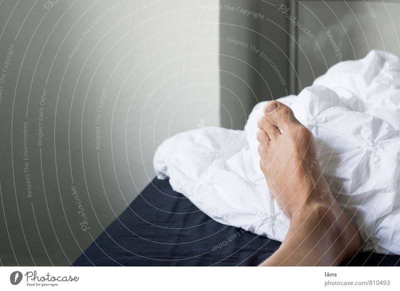 aufstehen Erholung ruhig Häusliches Leben Wohnung Bett Schlafzimmer maskulin Fuß liegen schlafen Gelassenheit Langeweile Erschöpfung Bettwäsche ruhen ruhend