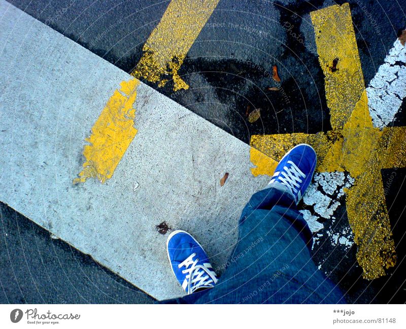 I X Schuhe bequem Vogelperspektive Verkehr weiß gelb Hose Richtung Selbstportrait Außenaufnahme Verkehrswege Fuß Straße Linie blau Irritation