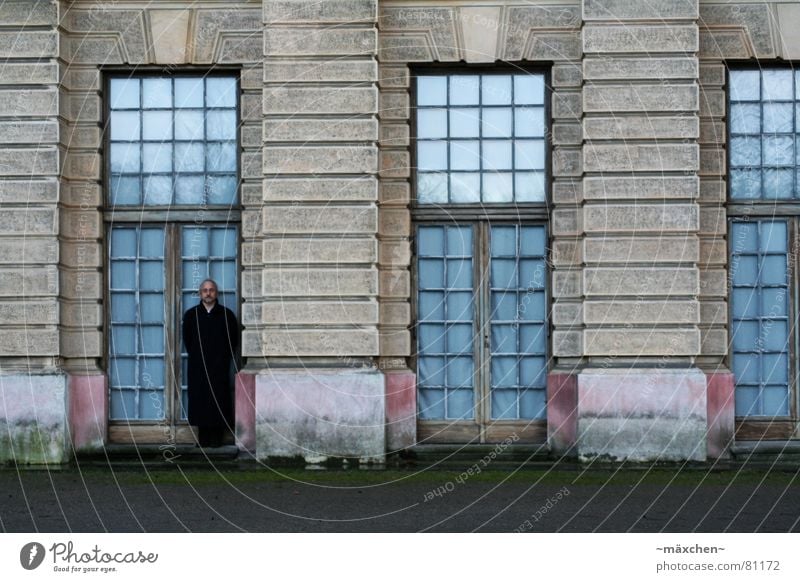 Der Mann in der Tür / the man in the door Fenster Mantel dunkel Tarnung Haus Schloss Charlottenburg Türrahmen Reflexion & Spiegelung bewegungslos historisch