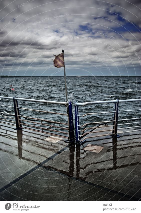 Flagge zeigen Umwelt Natur Wasser Himmel Wolken Horizont Klima Wetter schlechtes Wetter Wind Sturm Regen Wellen See Bärwalder See Stausee Beton Metall hoch