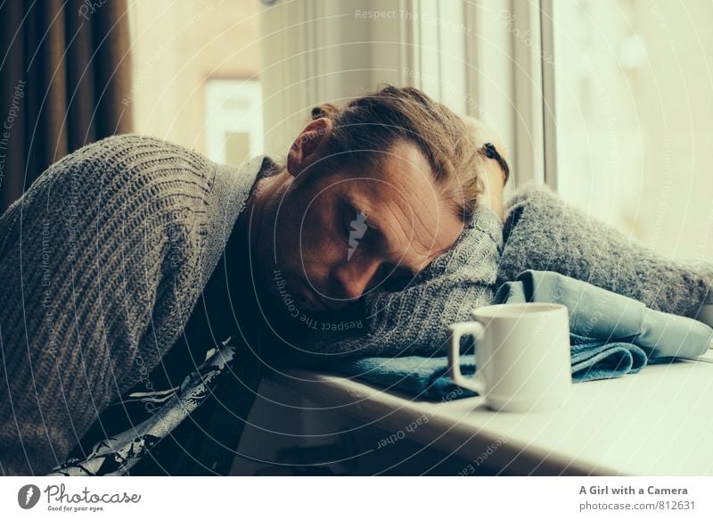 schnarch Mensch maskulin Mann Erwachsene Leben 1 30-45 Jahre schlafen Erschöpfung Langeweile Müdigkeit Kaffeepause Fensterbrett Innenaufnahme