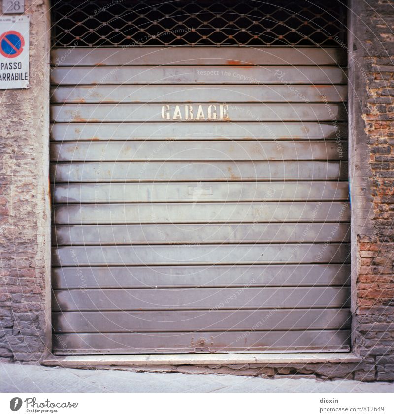 GARAGE Siena Italien Mauer Wand Garage Garagentor Rolltor Backsteinwand Verkehrszeichen Verkehrsschild Parkverbot Stein Metall Schriftzeichen Stadt analog