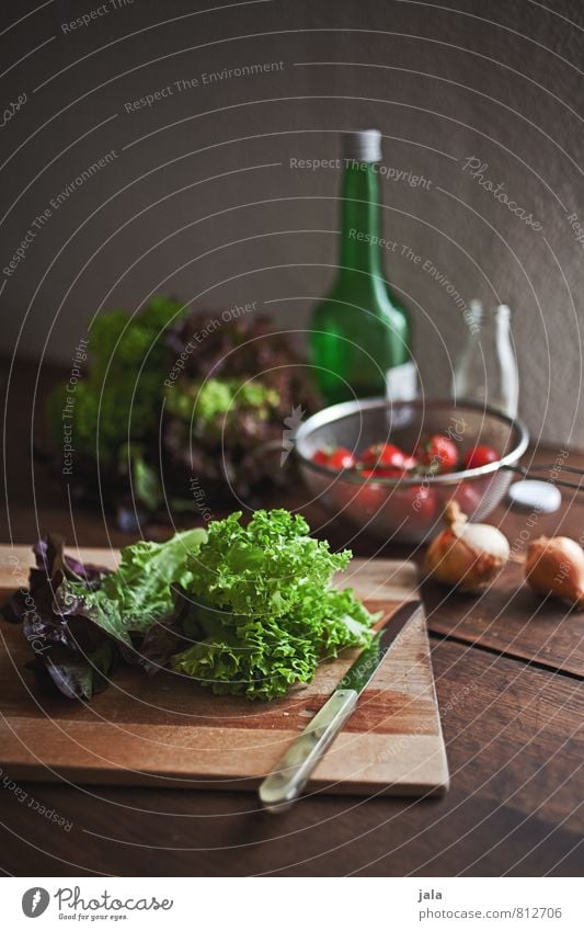 salat Lebensmittel Gemüse Salat Salatbeilage Kräuter & Gewürze Öl Zwiebel Tomate Ernährung Mittagessen Bioprodukte Vegetarische Ernährung Diät Messer