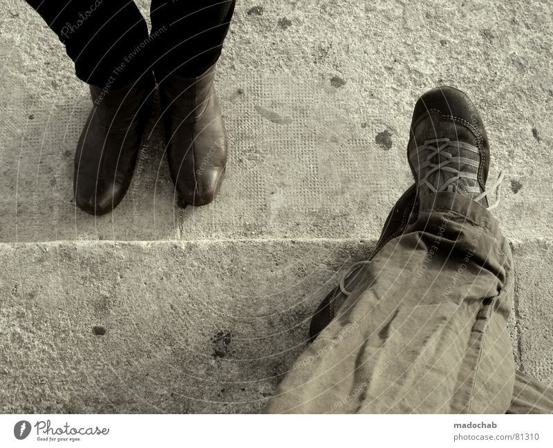 MARSEILLE A TROIS Schuhe stehen Stiefel Pause grau braun Leder Mann maskulin Mensch Fußspur Reiseroute Bodenbelag warten Expedition Bürgersteig Aufenthalt