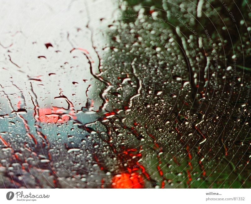 Autofahren bei schlechter Sicht im Regen Regenwetter Wetter Windschutzscheibe kalt nass Rücklicht Ferien & Urlaub & Reisen Wassertropfen Traurigkeit ungemütlich