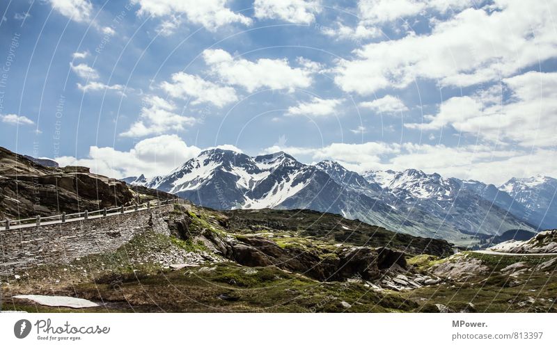 passsptraße Umwelt Landschaft Wetter Schönes Wetter Felsen Alpen hoch Pass Schweiz Schneebedeckte Gipfel Wolkenhimmel Farbfoto Außenaufnahme Menschenleer Tag