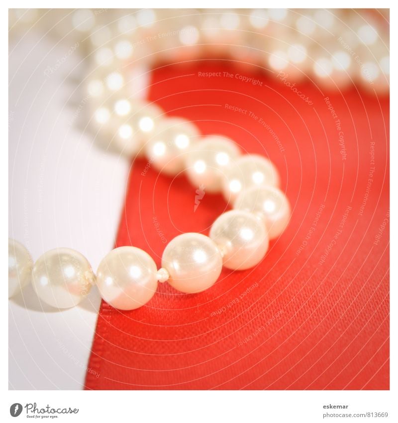 Perlenkette Reichtum Accessoire Schmuck Kette Halskette glänzend liegen ästhetisch schön rot weiß Nostalgie Qualität Quadrat Rahmen Rand gerahmt Farbfoto