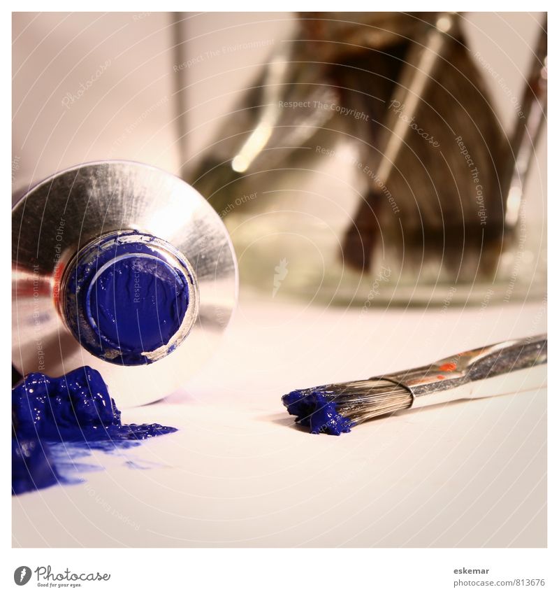 blau malen Werkzeug Kunst Gemälde Atelier Tube Pinsel Farben und Lacke Acrylfarbe Ölfarbe Farbtube liegen ästhetisch authentisch nah Freizeit & Hobby Idee
