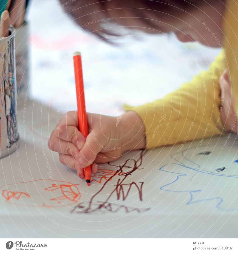 Kritzeln Freizeit & Hobby Spielen Mensch Kind Kleinkind Kindheit 1 1-3 Jahre 3-8 Jahre Papier Schreibstift zeichnen Gefühle fleißig Ausdauer Konzentration