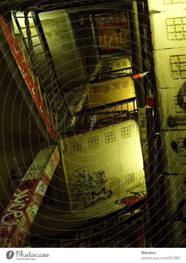 Treppenhaus in Berlin verfallen Ornament Wandmalereien Graffiti Umgebung Riss Geländer soziale umgebung schäbig