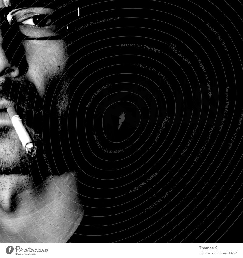 Smoking (oder™:Kills) Tabakwaren Lungenerkrankung pulmonal Porträt schwarz Zigarette Brille Kehlkopf Licht Krebs Mann Schwarzweißfoto karzinom Hals Gesicht