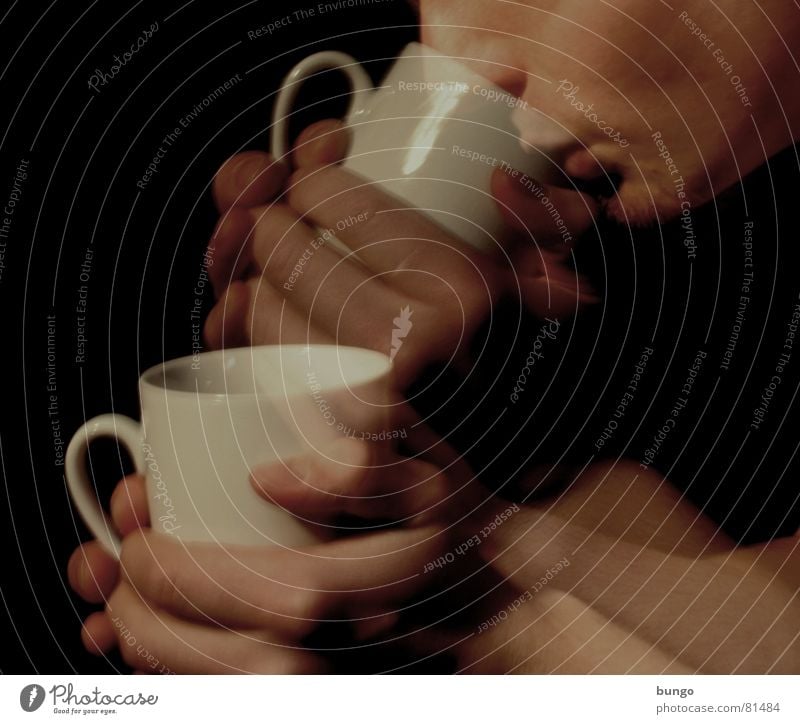 3...2...1...meins! Tasse Hand Finger edel trinken Vorfreude Koffein wach Daumen aufwachen China heiß Physik Freude Getränk heizen Langzeitbelichtung Aktion Mann