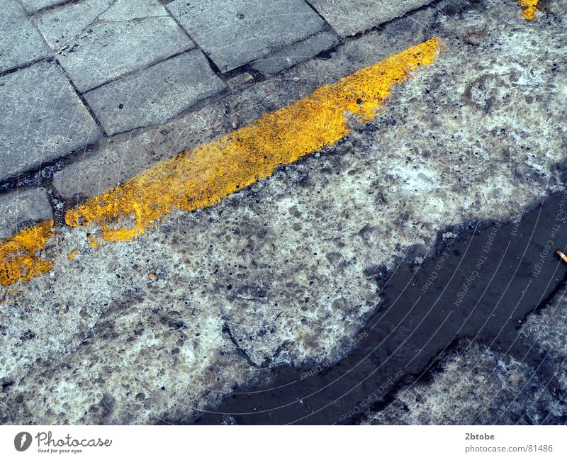 geschundenes Pflaster Split verteilen Streusalz Bürgersteig grau gelb Kies kaputt gebrochen Fußgänger Glätte verfallen steinig Straßenbelag Schneeschmelze
