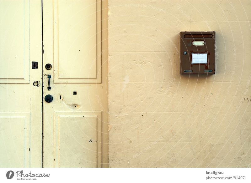 Wenn der Postbote zweimal, äh, klopfen muss Riegel Holztür altmodisch lackiert Briefkasten Wand Eingang geschlossen Ocker gelb Haus Anstrich braun Zettel