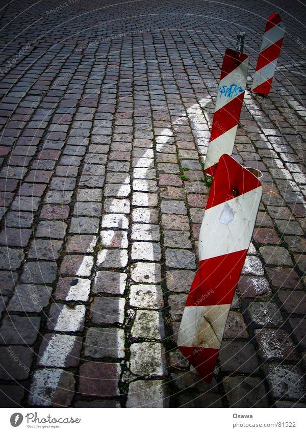 irgendwo in Moabit rot gestreift diagonal quer Streifen Fahrbahn Kopfsteinpflaster Linie Hinweisschild Verkehrswege Schilder & Markierungen Straße verrückt
