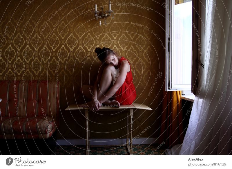 rot Hotelzimmer Siebziger Jahre Junge Frau Jugendliche Beine 18-30 Jahre Erwachsene Kleid Barfuß brünett Tapetenmuster Beistelltisch Fenster Gardine sitzen