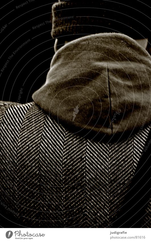 Rückseitige Strukturen hinten beobachten Mann Jacke Kapuze Stoff Mütze Wollmütze dunkel Wolle Pullover Kopfbedeckung rückwärts Mantel maskulin geheimnisvoll