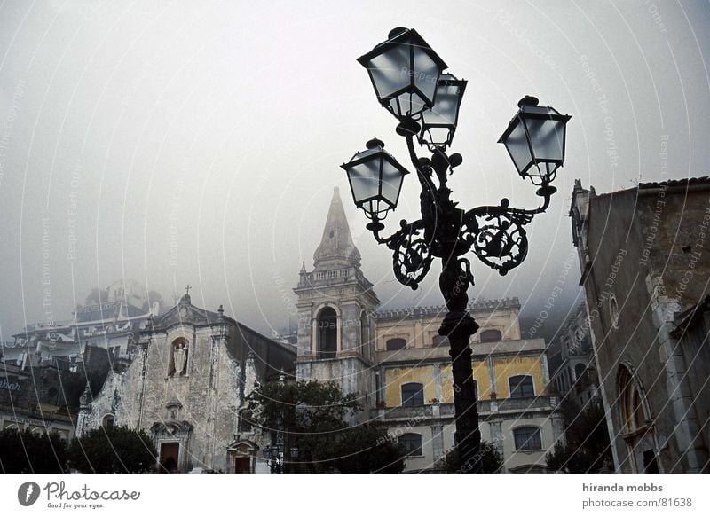 Taormina bei Nebel Italien Laterne trist Trauer ruhig Sonnenstrahlen Sizilien Nebelschleier beschaulich Menschenleer Gotteshäuser Schleier Einsamkeit Ödland