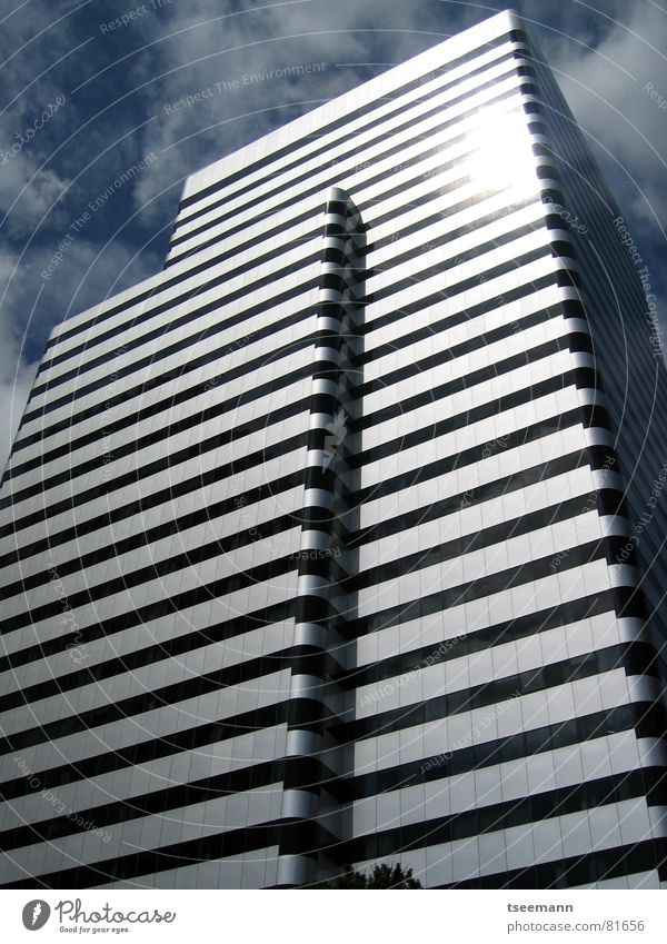 ...in Silber-Streifen Stadt Gebäude Hochhaus Futurismus Wolken Reflexion & Spiegelung schwarz Fenster Haus Oregon Portland USA modern blau Himmel Sonne silber
