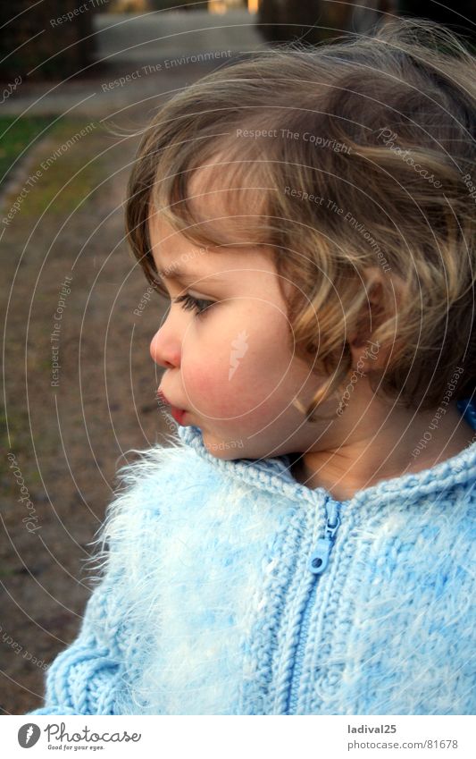 Schnutenprinzessin Farbfoto Außenaufnahme Abend Profil Blick Blick nach unten Kind Kleinkind Mund Lippen Jacke Mantel Locken klein blau winzig Täufling