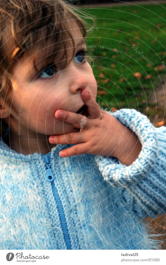 na uuuuui .. Farbfoto Außenaufnahme Dämmerung Profil Blick Blick nach oben Kind Kleinkind Auge Finger Jacke Mantel Locken blau erstaunt staunen