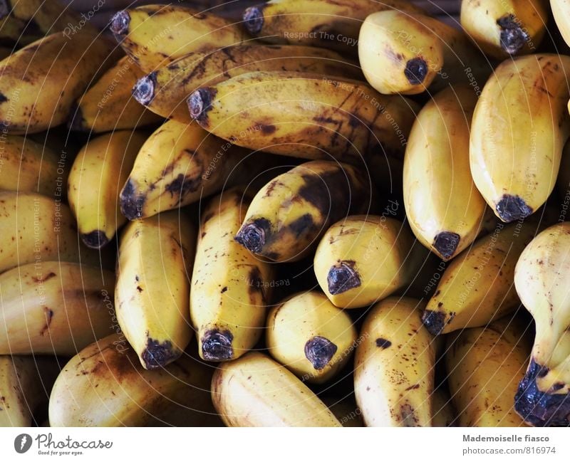 Bananen Frucht Ernährung Bioprodukte Vegetarische Ernährung gelb schwarz Farbfoto Nahaufnahme Gesundheit Lebensmittel Gesunde Ernährung lecker Essen genießen