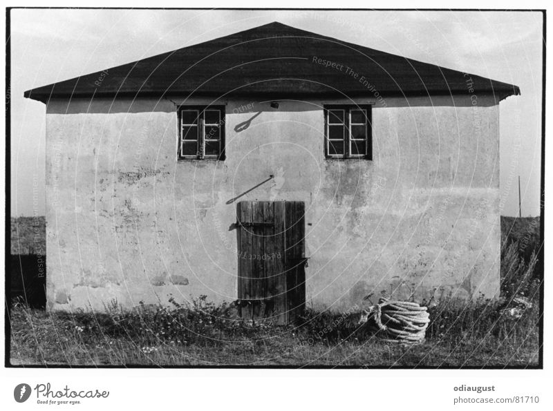 das Gesicht des Hauses Hiddensee Fenster Architektur Schatten Tür Schwarzweißfoto fischerhaus