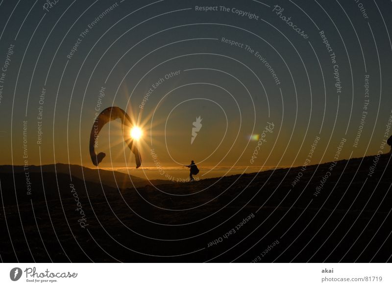 Paraglider am Schauinsland Gleitschirmfliegen Farbenspiel himmelblau Romantik Sonnenlicht Sonnenstrahlen Sonnenuntergang Vogesen Kontrollblick Nebelmeer