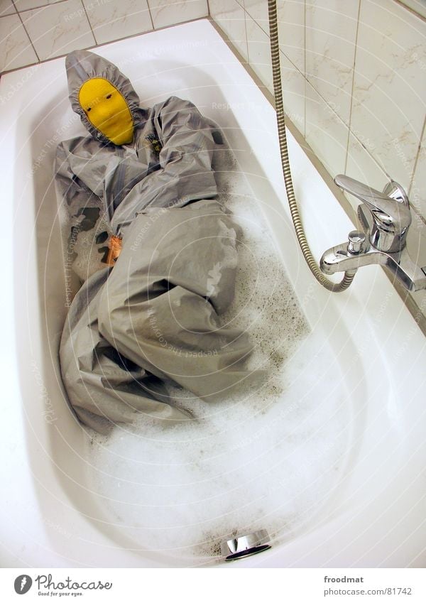grau™ - in der badewanne Bad gelb grau-gelb Anzug rot Gummi Kunst dumm sinnlos ungefährlich verrückt lustig Freude Badewanne Schaum Kunsthandwerk abstrakt Maske