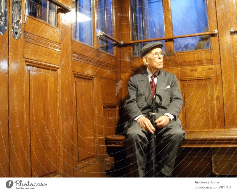 Alter Mann Aufzug Lissabon Fahrstuhl Denken Senior Mensch Technik & Technologie