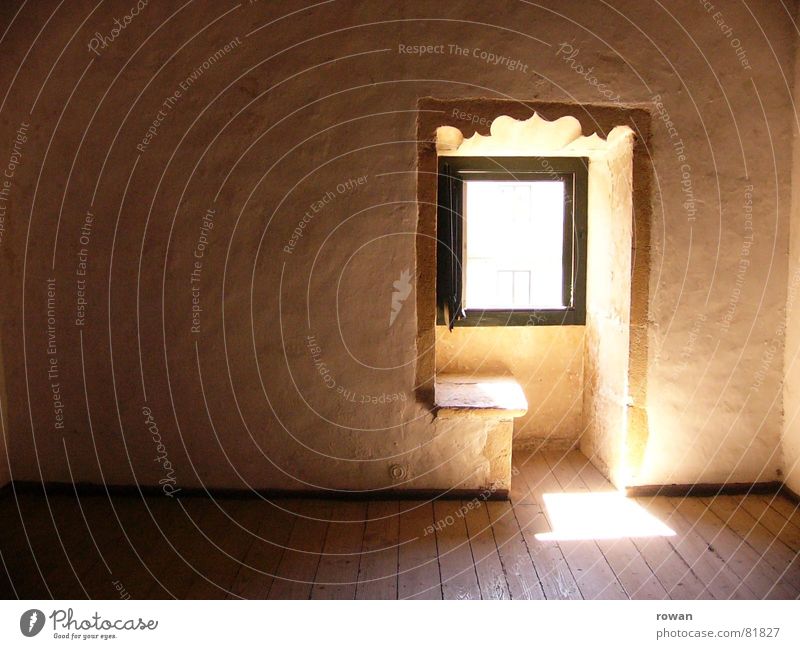 Silentium Öffnung halbdunkel verziert Borte Mönchszelle ruhig Einsamkeit Fenster Licht Hoffnung Sonnenlicht geheimnisvoll Holz antik Holzfußboden Innenaufnahme