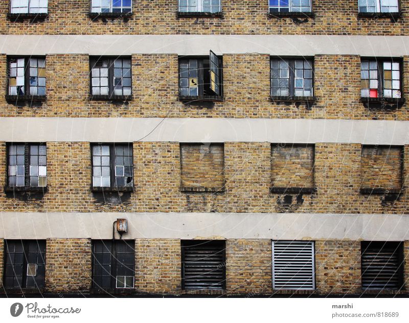 abgewohnt Stadt Hauptstadt Haus Industrieanlage Fabrik Mauer Wand alt braun Wohnzimmer Autofenster Häusliches Leben Lebensqualität London Altbau Stein Gemäuer