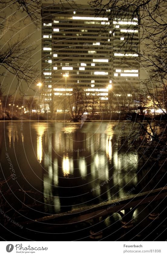 Dreischeibenhochhausimspiegel Farbfoto Außenaufnahme Abend Nacht Licht Reflexion & Spiegelung Lichterscheinung Winter Garten Arbeit & Erwerbstätigkeit Wasser