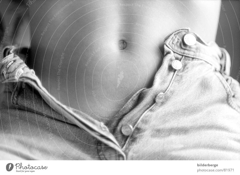501 Schwarzweißfoto schön Haut feminin Junge Frau Jugendliche Erwachsene Bauch Jeanshose ästhetisch Erotik aufregend verführerisch ansprechend attraktiv