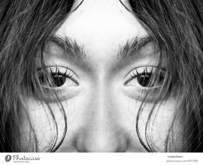 Symmetrie Wellen Augenbraue Reflexion & Spiegelung verträumt Konzentration Denken bewegungslos Gesicht Schwarzweißfoto Frau symetrie Blick Nase Haare & Frisuren