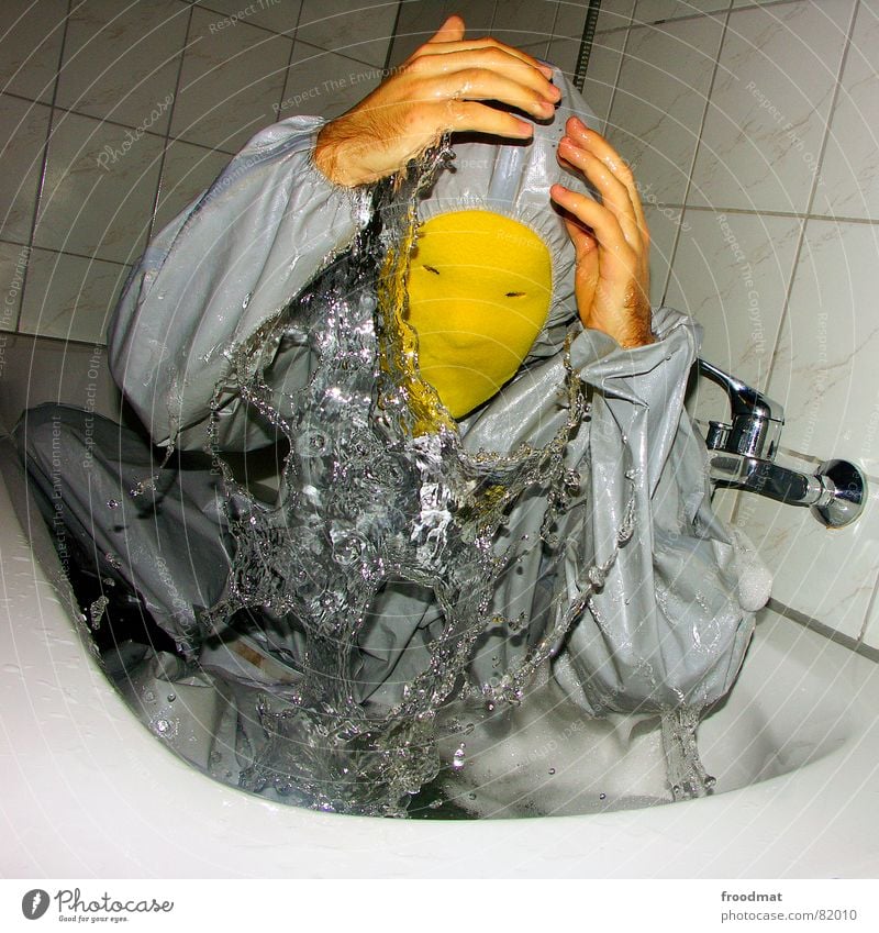 grau™ - wasserratte Bad gelb grau-gelb Anzug rot Gummi Kunst dumm sinnlos ungefährlich verrückt lustig Freude Badewanne feucht Flüssigkeit Schaum Quadrat