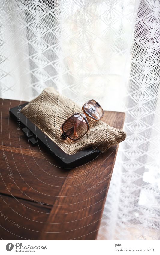 accessoire Mode Accessoire Sonnenbrille Handtasche ästhetisch gut trendy Holztisch Farbfoto Innenaufnahme Menschenleer Tag Licht Gegenlicht