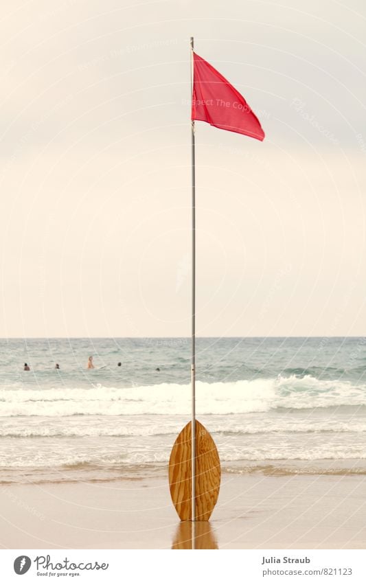 Rote Fahne Wassersport skimboard Sand Himmel Sommer Wellen Küste Strand Meer stehen Fahnenmast rot Surfen Schwimmen & Baden Verbote Farbfoto Außenaufnahme Tag