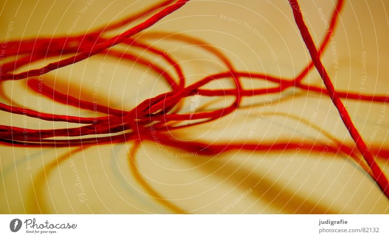 Roter Faden durcheinander rot Unschärfe Knoten gelb verwickeln Faden verlieren Faser unklar Konzentration Makroaufnahme Nahaufnahme Handwerk Nähgarn Schnur